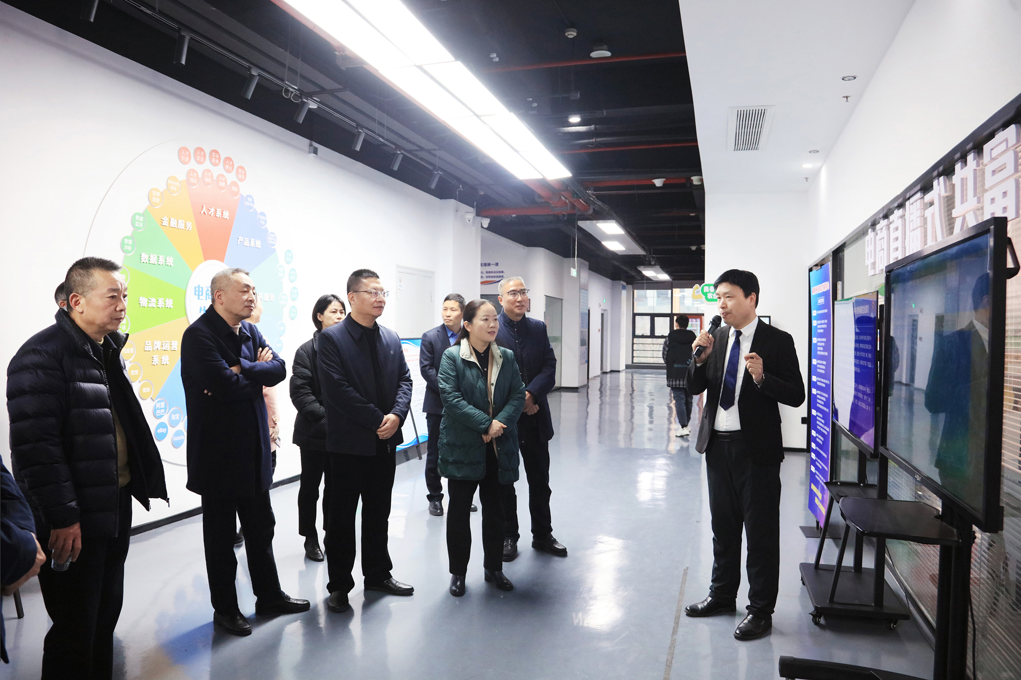 2024年12月24日，金华市委常委、统战部部长胡敏参观永康市网络人士实践创新基地——永康市电子商务公共服务中心。.jpg